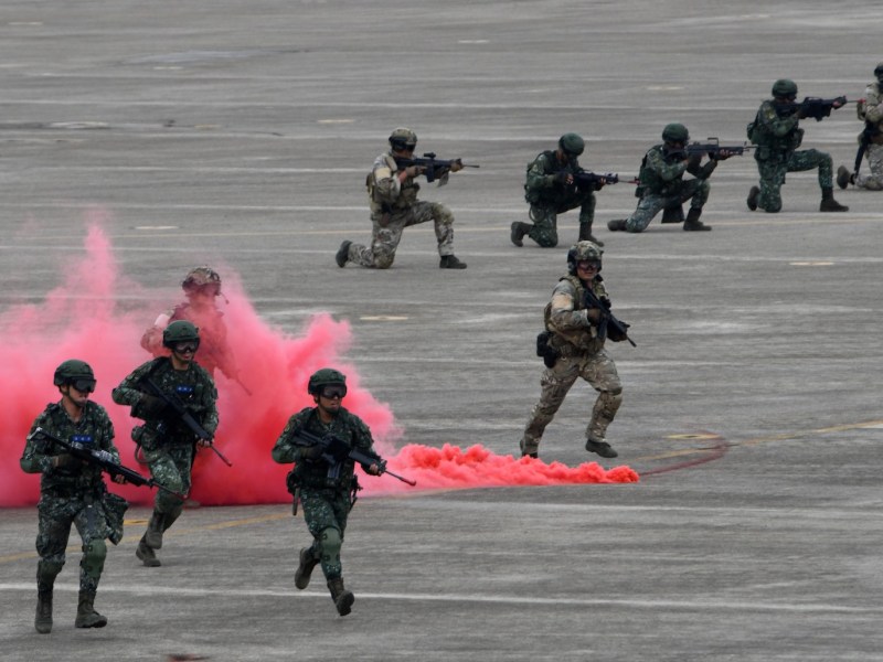 Taiwan soldiers take part in a drill at the Ching Chuan Kang airbase in Taichung, central Taiwan, on June 7, 2018, simulating a Chinese attack as Beijing stepped up military and diplomatic pressure on the island amid growing tension. Photo: Sam Yeh / AFP